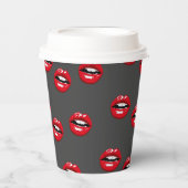 Rode glanzende lippen op grijs papieren bekers (Voorkant)