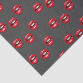 Rode glanzende lippen op grijs tissuepapier (Detail)