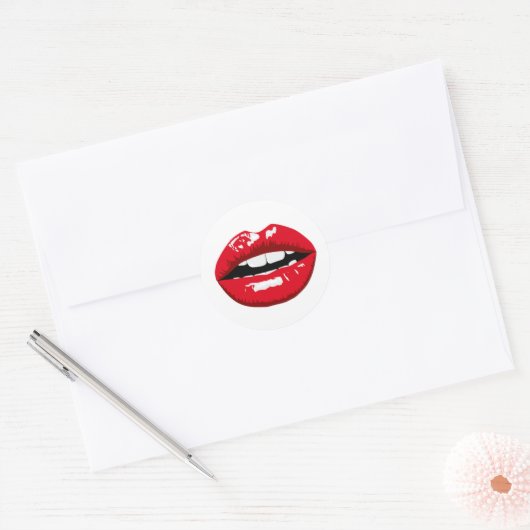 Rode glanzende lippen op wit ronde sticker (Envelop)