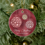 Rode Glitter Foto Kerstmis Ornament<br><div class="desc">Elegante rode glitterige faux strass ornamenten hangen met een traditioneel sentiment van vrolijk kerstfeest van ons huis tot de jouwe typografie. Voeg uw voorkeursnaam en huidig jaar toe aan de achterkant van dit boomstructuur ornament voor maatwerk.</div>