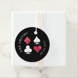 Rode Glitter Kaart Suits Bruiloft Datum en Naam Bedankjes Labels<br><div class="desc">De perfecte gunst of geschenk label om uw Las Vegas bruiloft te personaliseren,  passen deze sprankelende,  faux rode glitter,  zwarte en witte cirkel labels en toe te voegen aan welkomsttassen,  feestgunsten en meer.</div>