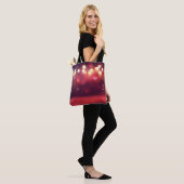 Rode glitter  licht achtergrond. defocusedba tote bag (Op model)