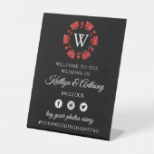 Rode Glitter Monogram Pokerchip Casino Bruiloft Reclamebord Met Voetstuk (Voorkant)