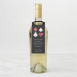 Rode Glitter Vegas Bruiloft Welkomstfles Label<br><div class="desc">Groet uw bruiloftsgasten met een flesje champagne, wijn, bier of sprankelend water en dit gepersonaliseerde bericht label om hen te bedanken voor het maken van de reis om uw trouwdag te vieren. Perfect voor welkomsttassen, hotelkamers en zelfs op gunsten, dit label is voorzien van witte en faux rode glitterkaartpakken op...</div>