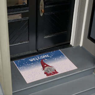 Rode gnoom in de sneeuw deurmat