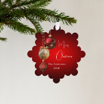 Rode gouden kerstballen kerstdecor ornament kaart<br><div class="desc">Een rode achtergrond. Versierd met rode en gouden ballen en wat groen en een dennenappel. Personaliseer en voeg jouw naam toe,  jaar. Tekst: Vrolijk kerstfeest</div>