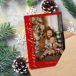 Rode goudkalligrafie Foto Merry kerst Folie Feestdagenkaart<br><div class="desc">Elegant red and gold kerstkaart,  voorzien van een foto en je familienaam in de gouden folie. Moderne foto-kerstkaart in rood met gouden folie kalligrafie.</div>