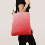Rode gradiënt geometrisch maaspatroon tote bag<br><div class="desc">Rood verloop geometrisch maaspatroon. Driehoek geometrisch netwerk met licht donkerrood ombre gradiënt.</div>