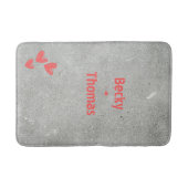 Rode graffiti naam op grijs beton, uw badmat (Voorkant)