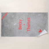 Rode graffiti naam op grijs beton, uw strandlaken (Voorkant)