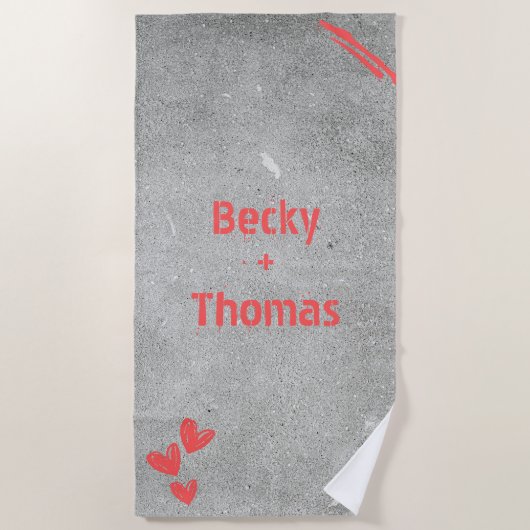 Rode graffiti naam op grijs beton, uw strandlaken (Voorkant)