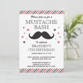 Rode grijze strepen mustache bash verjaardagsfeest kaart (Staand voorkant)