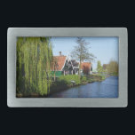 Rode Groen Zaanse Schans Nederlands Timberhuis Gesp<br><div class="desc">Als u op vakantie of vakantie in Nederland bent, bezoek dan de beroemde houten huizen van het openluchtmuseum van de Zaanse Schans. Dit zijn echt originele houten huizen uit de Gouden Eeuw van Holland. Deze architectuur is zo Nederlands als het maar kan. Bereid om te worden verblind door veel groen,...</div>