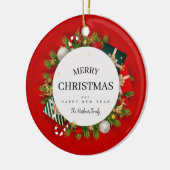 Rode groene kerstcadeaus keramisch ornament (Links)