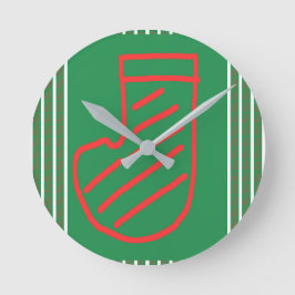 Rode groene kerstsok op groen ronde klok