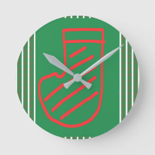 Rode groene kerstsok op groen ronde klok
