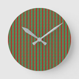 Rode groene kerstsok op groen rood ronde klok
