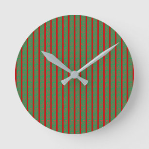 Rode groene kerstsok op groen rood ronde klok