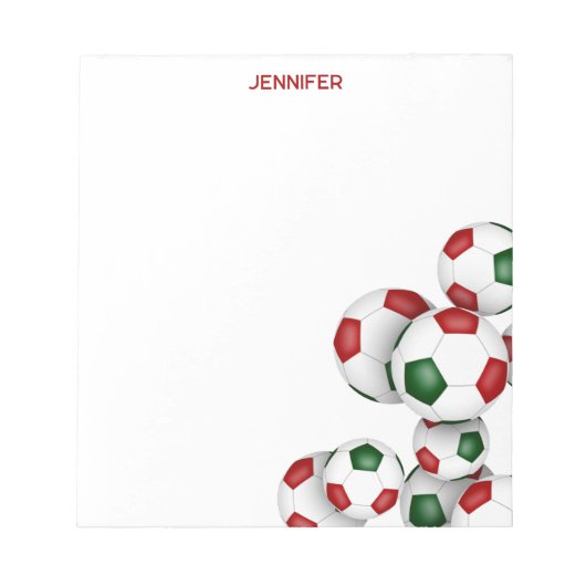 Rode groene voetballen accent aangepaste naam notitieblok (Voorkant)