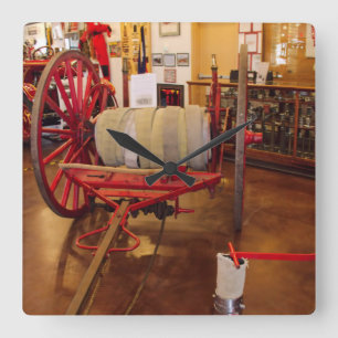  rode, grote slagerij  vierkante klok