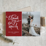 Rode hand beletterde foto bruiloft bedankkaart<br><div class="desc">Geef bedankt aan familie en vrienden om deel uit te maken van uw bruiloft met deze rustieke bedankkaart met moderne kalligrafie en bloemmotief met rode achtergrond. Andere kleuren zijn beschikbaar.</div>