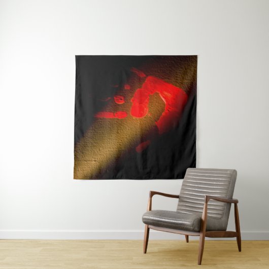 Rode handdruk wandkleed (In situ)