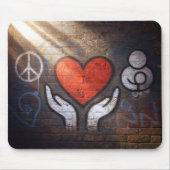 Rode Hart met Handen Graffiti op een Bakstenen Muu Muismat (Voorkant)