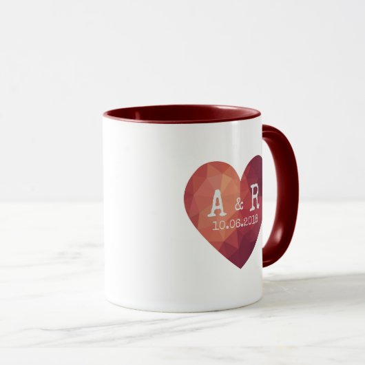 Rode hart paar monogram bruiloft datum mok (Voorkant rechts)