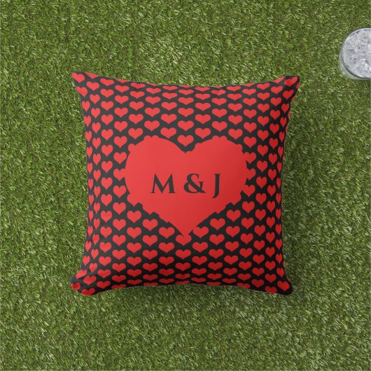 Rode Hart Patronen Valentijn Monogram Beginletters Buitenkussen (Gras)