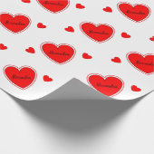 Rode hart patroon aangepaste naam op wit cadeaupapier (Hoek)