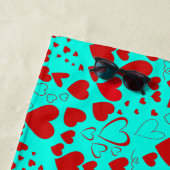 Rode Hart Vormen Patroon in Levendig Turkoois Strandlaken (In situ)