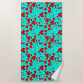 Rode Hart Vormen Patroon in Levendig Turkoois Strandlaken (Voorkant)