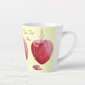 Rode hart vormige kaars vlam voor liefde latte mok (Rechts)