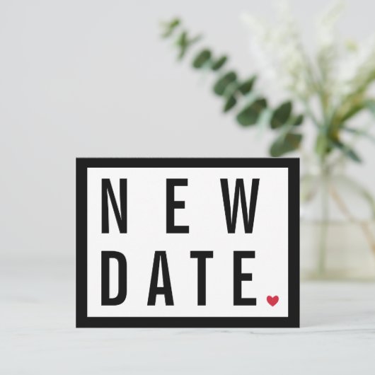 Rode Hart Zwart Wit Nieuwe Datum Uitgestelde Bruil Aankondigingskaart (Staand voorkant)