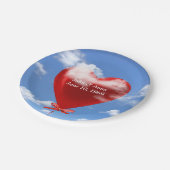 Rode hartballon in wolken ter nagedachtenis papieren bordje (Gekanteld)