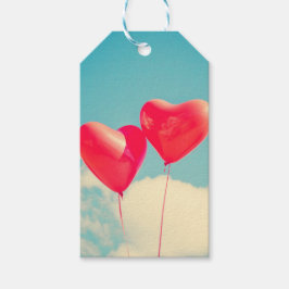 Rode hartballon tegen troebel hemd cadeaulabel