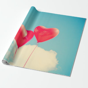 Rode hartballon tegen troebel hemd cadeaupapier