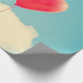 Rode hartballon tegen troebel hemd cadeaupapier (Hoek)