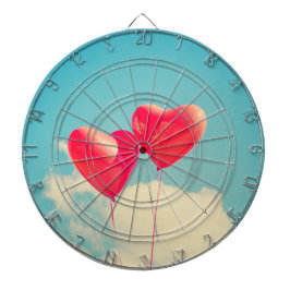 Rode hartballon tegen troebel hemd dartbord