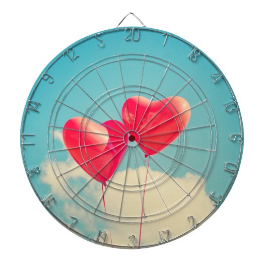 Rode hartballon tegen troebel hemd dartbord (Voorkant)