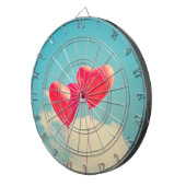 Rode hartballon tegen troebel hemd dartbord (Voorkant Rechts)