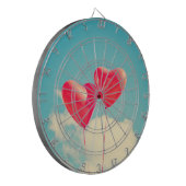 Rode hartballon tegen troebel hemd dartbord (Voorkant Links)