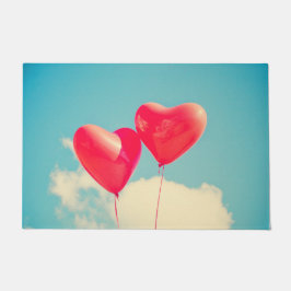 Rode hartballon tegen troebel hemd deurmat