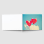 Rode hartballon tegen troebel hemd gastenboek (Volledig)