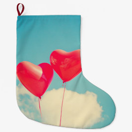 Rode hartballon tegen troebel hemd grote kerstsok