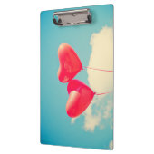 Rode hartballon tegen troebel hemd klembord (Links)