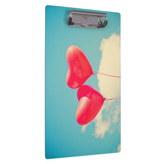 Rode hartballon tegen troebel hemd klembord (Rechts)