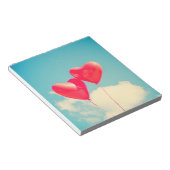 Rode hartballon tegen troebel hemd notitieblok (Schuin)