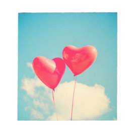 Rode hartballon tegen troebel hemd notitieblok