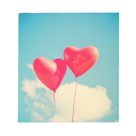 Rode hartballon tegen troebel hemd notitieblok (Voorkant)